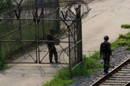 Dos soldados surcoreanos hacen guardia cerca de una zona desmilitarizada de la provincia de Gyeonggi