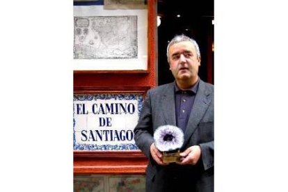 El librero leonés Felipe Martínez Prieto con el premio en la mano