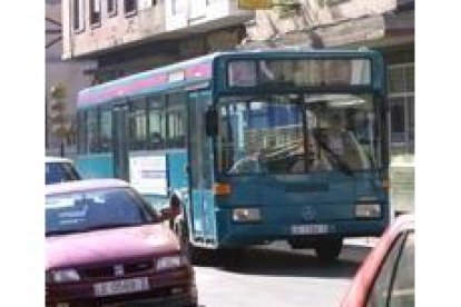 Uno de los autobuses urbanos de la empresa Aupsa circulando