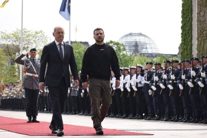 El canciller Scholz y Zelenski, ante una guardia de honor de las Fuerzas Armadas alemanas. CLEMENS BILAN