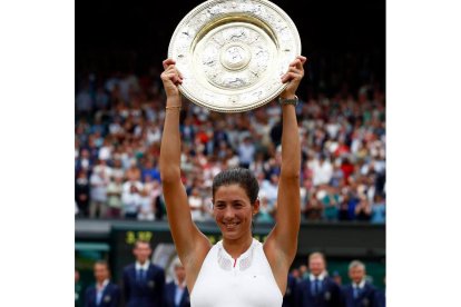 La tenista española Garbiñe Muguruza celebra sobre la pista su histórica victoria en Wimbledon tras ganar a Venus Williams. BOTHMA