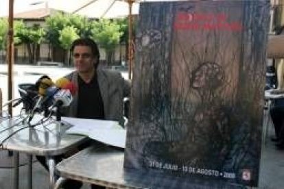 El concejal Alfonso Ordóñez eligió una de las terrazas de la plaza para presentar este ciclo musical