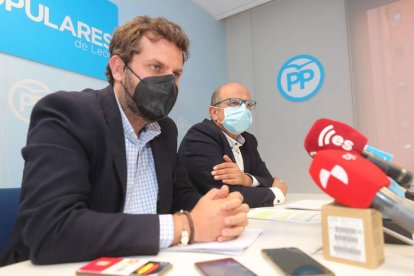 Santiago Vélez y Castañón, ayer en la sede del PP. RAMIRO