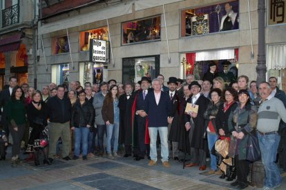 La Iluminada Compañía y el público que se unió a la ‘levantá’ del escaparate de Hijo de Lesmes García.