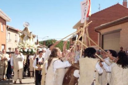 Los pastores entrelazan sus cayados en uno de los bailes ante la Virgen del Rosario.