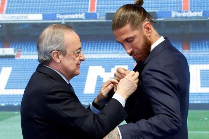 Florentino Pérez y Sergio Ramos, durante el acto de homenaje y despedida del futbolista. REAL MADRID