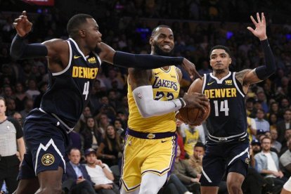 Lebron James protege el balón durante el partido contra los Nuggets de Denver