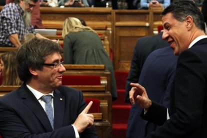 El presidente de la Generalitat, Carles Puigdemont, y el líder del PPC, Xavier García Albiol, el pasado noviembre, en el Parlament.