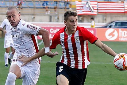 El delantero de la Cultural Obolskii pelea por un balón en el partido de la primera vuelta. MARCIANO PÉREZ