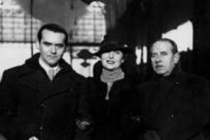 Lorca junto a Eduardo Marquina y Lola Membrives