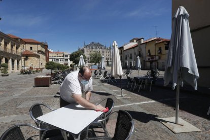 Día previo a la fase 1 del coronavirus, resportaje de bares y terrazas en el centro de León. Terraza del bar La Genuina en la Plaza de San Marcelo.