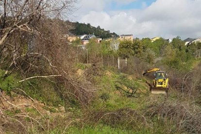 A la derecha, cámaras instaladas en el acceso al casco antiguo por la calle Gil y Carrasco. DE LA MATA