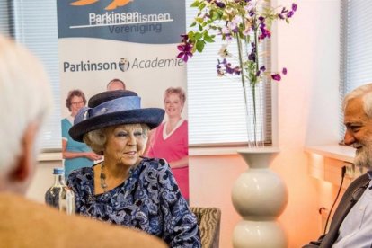 La princesa Beatriz de Holanda, cuyo marido murió de párkinson, con los miembros de la asociación mundial este lunes.