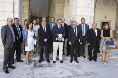 El consejero posa junto a su equipo en la presentación del curso escolar. R. GARCÍA