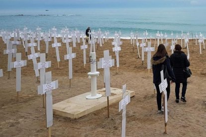 La playa de Vinaròs, con 739 cruces.