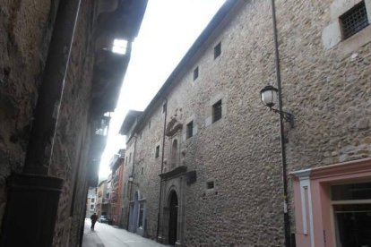 El convento de clausura de las Madres Concepcionistas, en la emblemática calle del Reloj de Ponferrada.