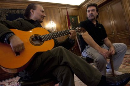 Pepín Salazar, junto al gran percusionista Tino di Geraldo, en la presentación de su nuevo disco ‘De Norte a Sur’.