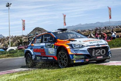 Alba Sánchez junto a Surhayen Pernía finalizaron cuartos el Rallye Villa de Adeje. SHAKEDOWN MEDIA