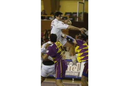 Garralda lanza a portería durante un partido contra el Valladolid