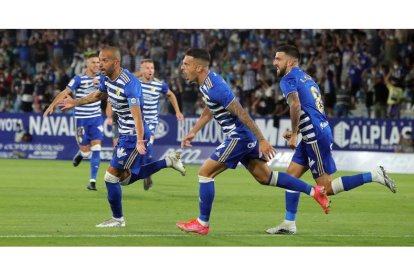 La Deportiva celebró el triunfo que le da el liderato como mínimo hasta esta tarde y que le dejará al término de la jornada en puesto de ascenso a Primera División. ANA F. BARREDO