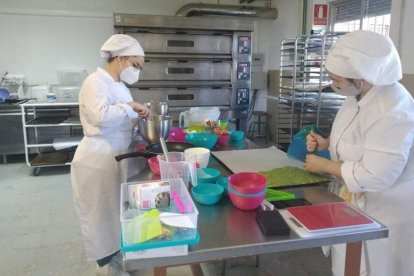 Dos alumnas del Ciclo de Panadería y Repostería en acción. DL