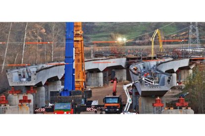 Obras de construcción del viaducto d la A-60 sobre el río Porma en el tramo entre Puente Villarente y Santas Martas. RAMIRO