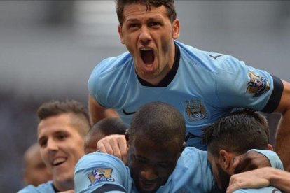 El central argentino Martín Demichelis celebra un gol con el Manchester City.