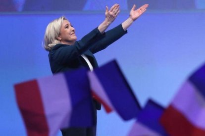 Le Pen se dirige al público durante el acto de Reagrupación Nacional en París.