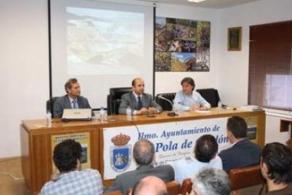 Carlos Alonso Martínez, Francisco Castañón y Secundino Vicente, durante la inauguración.