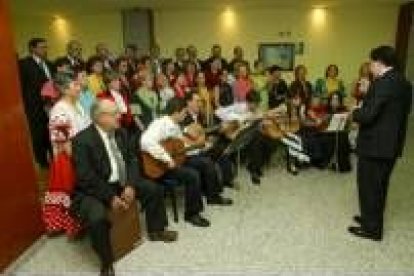 El Coro Rociero Virgen de la Estrella presentó ayer en el Hotel Ponferrada Plaza su primer disco