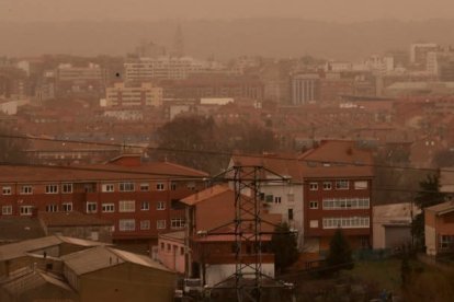 León, bajo una neblina de polvo africano, en el último episodio de este tipo. RAMIRO