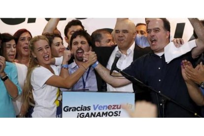 Lilian Tintori (izq), esposa del dirigente encarcelado Leopoldo López, celebra con otros representantes de la MUD la victoria electoral, en Caracas.