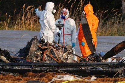 Equipo de forenses junto a la avioneta siniestrada en Erzhausen.