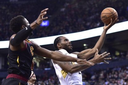 Kawhi Leonard, conducen a la derecha a la canasta, mientras que la escolta de los Cleveland Cavaliers, Rodney Hood, definitivamente a la izquierda durante la segunda mitad del partido de baloncesto de la NBA.