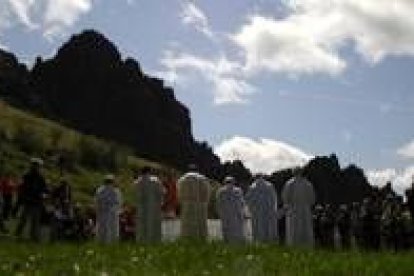 Un momento de la celebración eucarística en la campa, a los pies de los 365 escalones de piedra