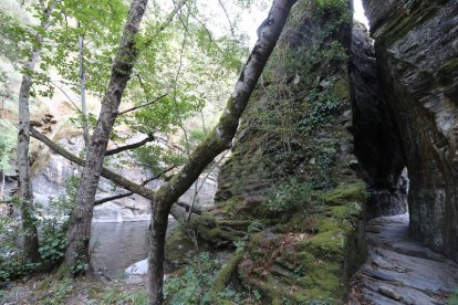 El trasvase del río Cabrera a la altura de la Herrería de Llamas ha dejado esta peña cortada en el pozo Moyabarba.