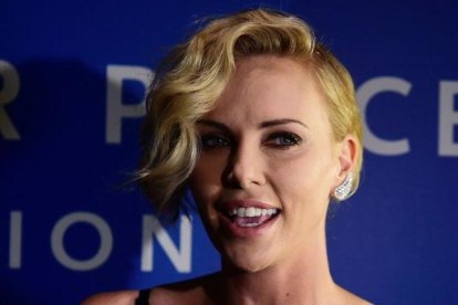 Charlize Theron engorda 15 kilos por exigencias del guión.