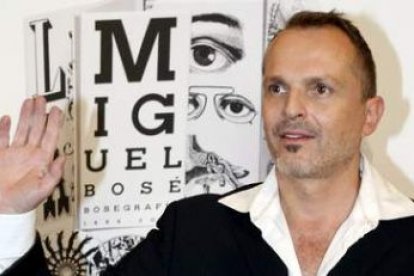 Miguel Bosé, durante la presentación de su álbum «Bosegrafía 1986-2005»