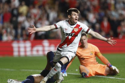 Fran García anotó el segundo gol del Rayo al Barça. JIMÉNEZ