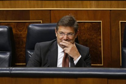 El ministro de Justicia, Rafael Catalá, durante el debate en pleno del Congreso de los Diputados de la moción del grupo socialista que logró su reprobación, así como la del fiscal general del Estado, Maza, y el fiscal jefe Anticorrupción, Moix.