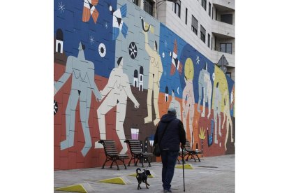 Una persona pasa en Bilbao ante el mural en memoria de las víctimas de la violencia machista. LUIS TEJIDO