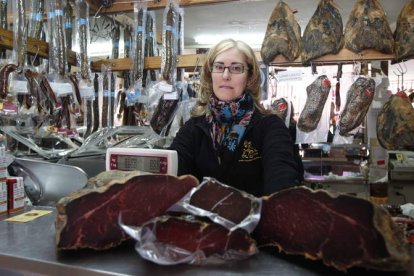 Marisol regenta La Casa de la Cecina, el lugar en el que encontrar diversas variedades de este producto.