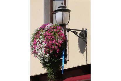 Una cinta azul indentifica a los balcones que concursan. DE LA MATA