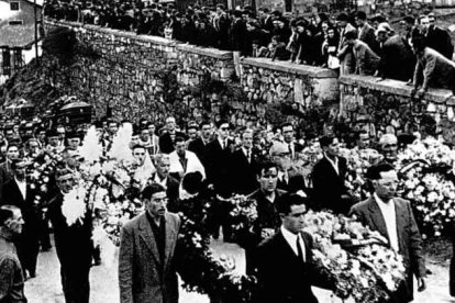 Las calles de Santa Lucía se llenaron de gente para despedir a los mineros fallecidos el 6 de mayo de 1952.