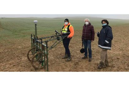 Los técnicos con el georradar en las parcelas ‘inexploradas’ del yacimiento astur-romano de Lancia. DL