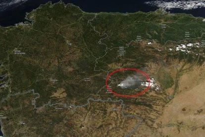 Imagen del satélite de la Nasa en la que se aprecia desde el espacio la magnitud del incendio de La Cabrera.