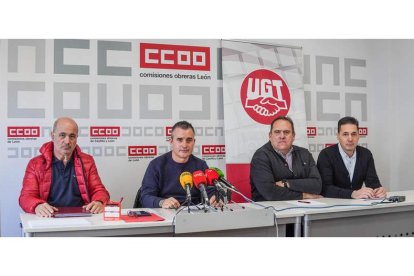 Los representantes de UGT y CC OO trasladaron sus quejas ayer en una rueda de prensa. MIGUEL F. B.