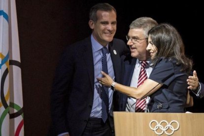 Eric Garcetti (alcalde de Los Ángeles), Thomas Bach (COI) y Anne Hidalgo (alcaldesa de París), este martes en Lausana.