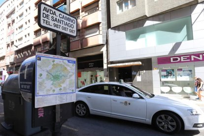 El uso del teléfono de los taxistas que aparece en la foto, 987087087, ha suscitado diferencias