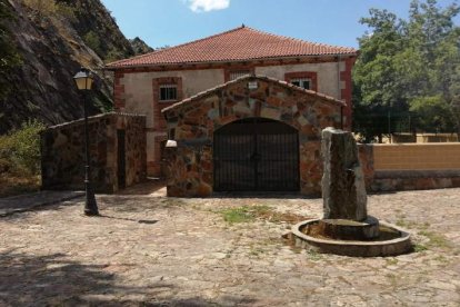 Manantial de Las Caldas, desde donde se surte agua a uno de los depósitos de Boñar. CAMPOS